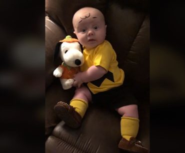 Mãe veste bebê como o verdadeiro Charlie Brown