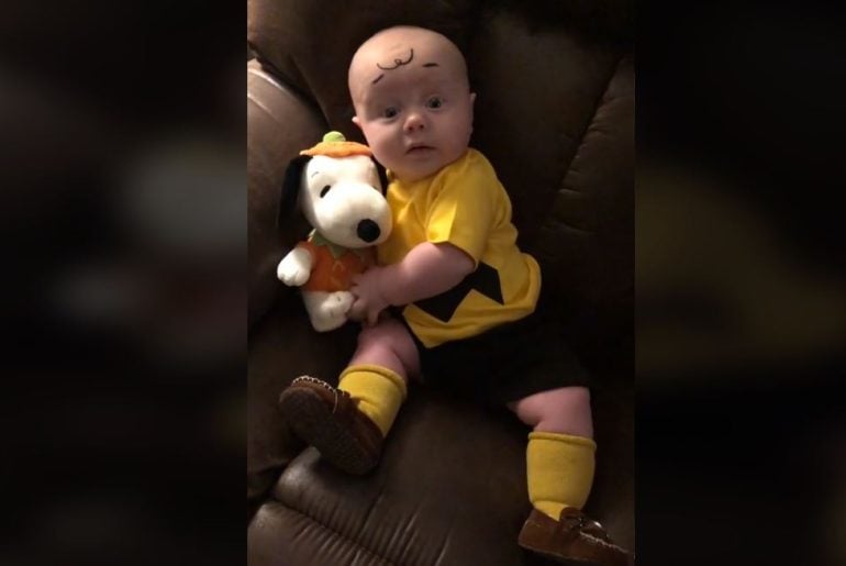 Mãe veste bebê como o verdadeiro Charlie Brown