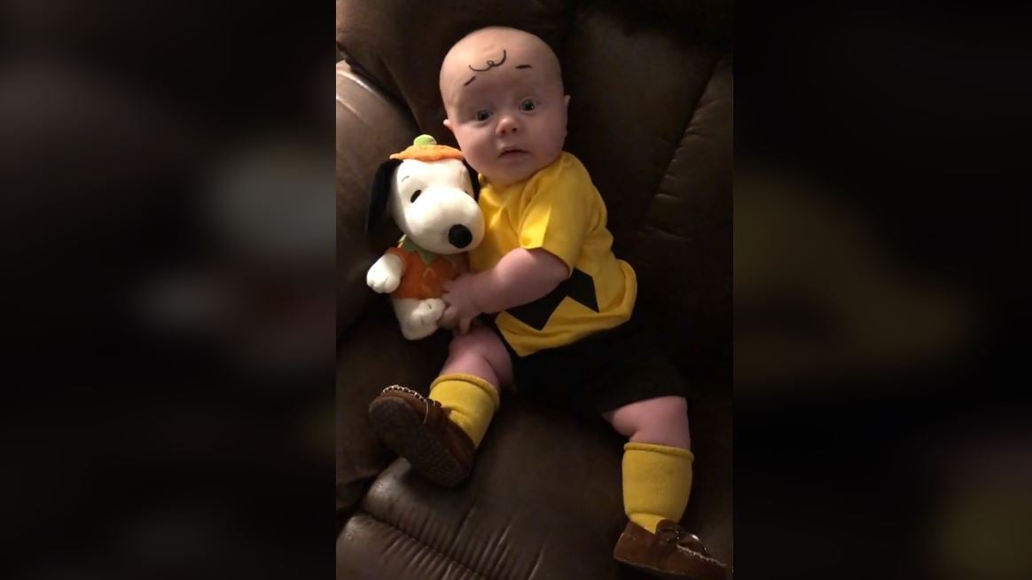 Mãe veste bebê como o verdadeiro Charlie Brown