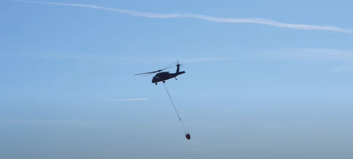 Helicóptero Black Hawk autônomo mostra eficácia em teste de controle de incêndios florestais