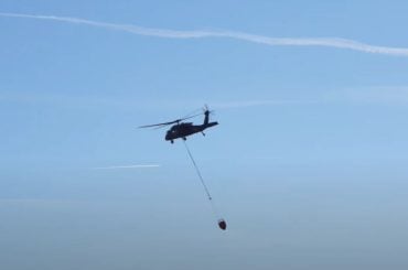 Helicóptero Black Hawk autônomo mostra eficácia em teste de controle de incêndios florestais