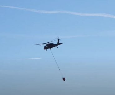 Helicóptero Black Hawk autônomo mostra eficácia em teste de controle de incêndios florestais