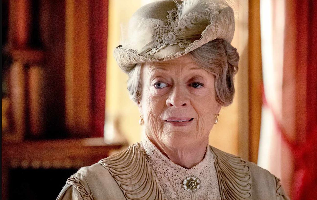 Downton Abbey 3: Produtor afirma que sequência prestará tributo significativo a Maggie Smith e sua personagem