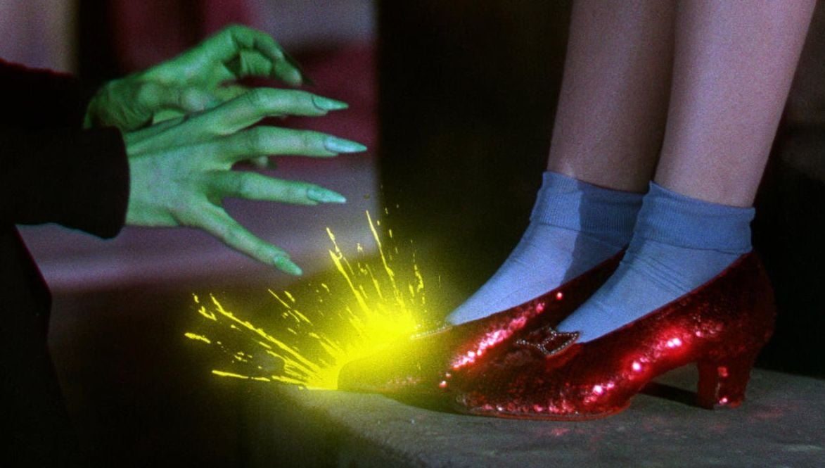 Sapatos de Rubi de Judy Garland em O Mágico de Oz batem recorde em leilão