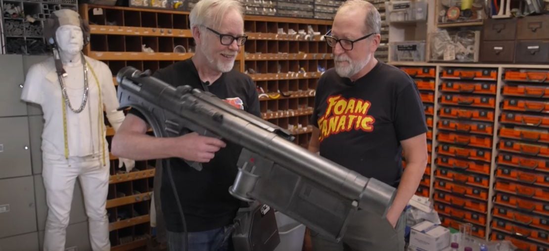 Adam Savage exibe réplica incrível do canhão laser de AKIRA