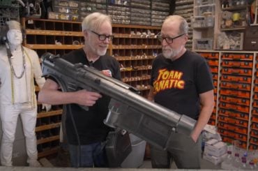 Adam Savage exibe réplica incrível do canhão laser de AKIRA