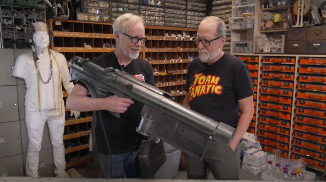 Adam Savage exibe réplica incrível do canhão laser de AKIRA