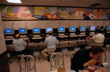 Em 1998, o Burger King em Manhattan oferecia internet gratuita para clientes