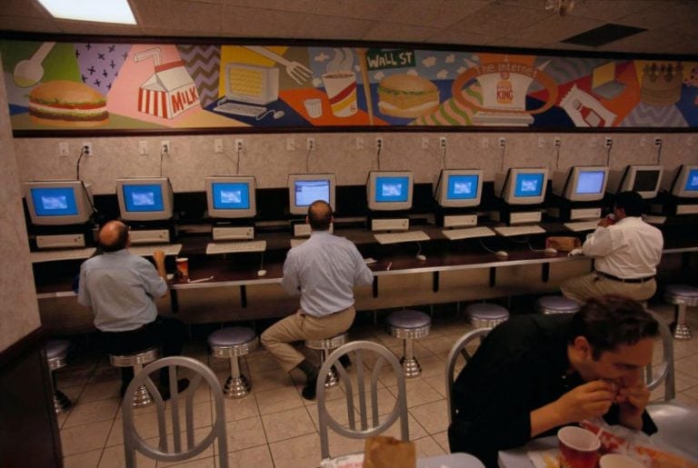 Em 1998, o Burger King em Manhattan oferecia internet gratuita para clientes