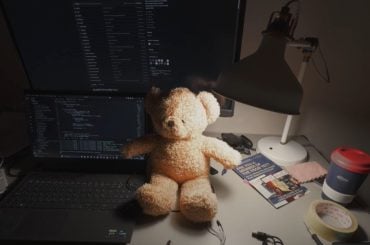 Engenheiro cria ursinho Ted com IA que fala e ente