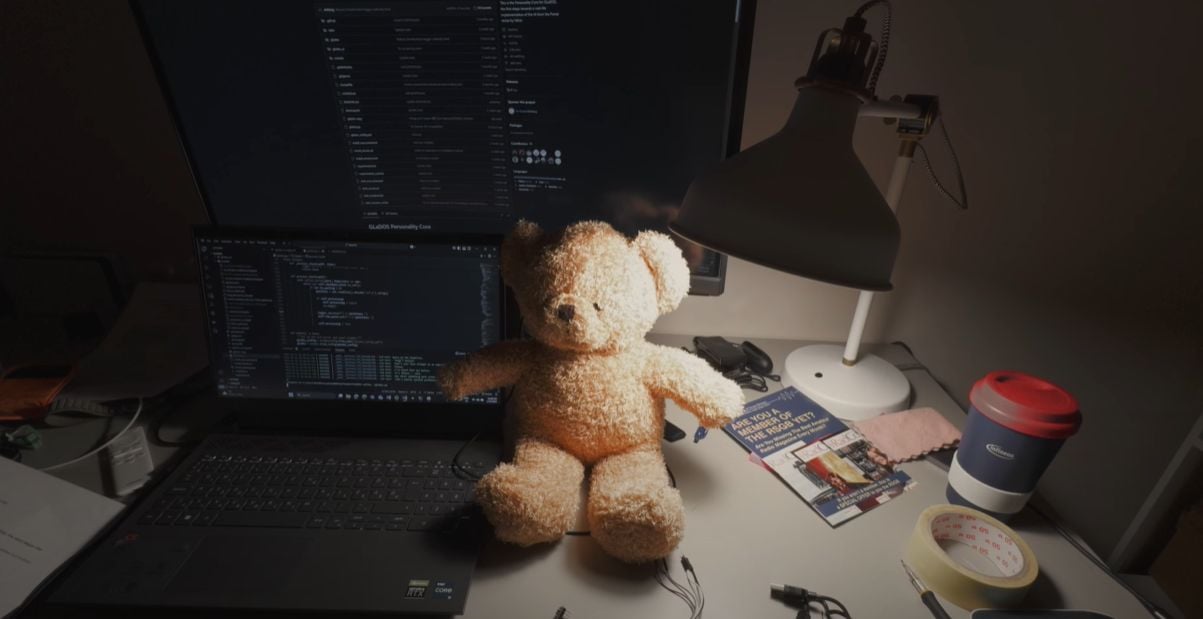 Engenheiro cria ursinho Ted com IA que fala e ente