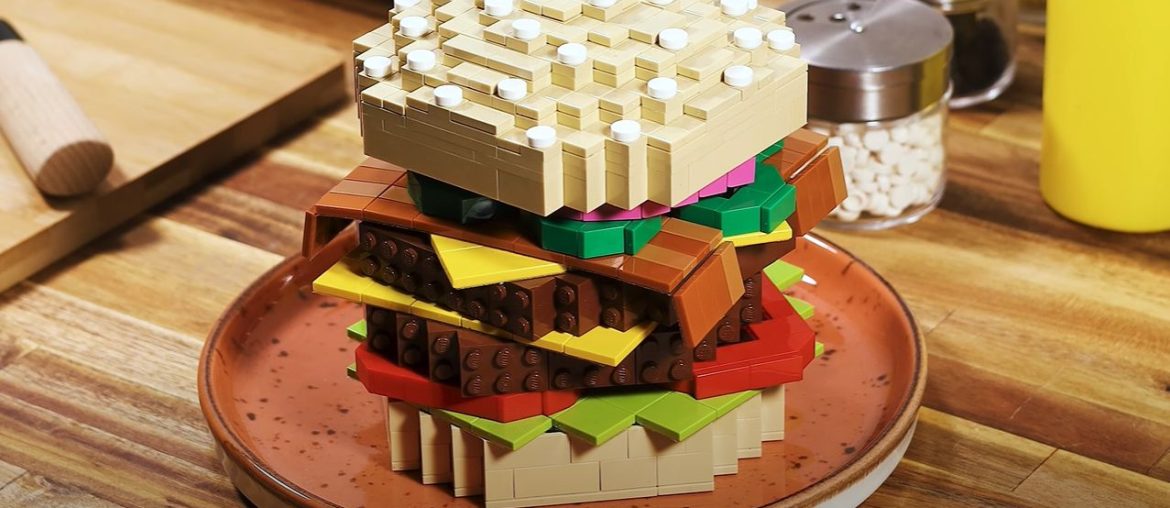 Animação em stop motion mostra um cheeseburger duplo de LEGO sendo montado