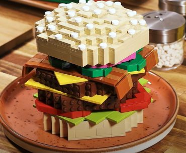 Animação em stop motion mostra um cheeseburger duplo de LEGO sendo montado