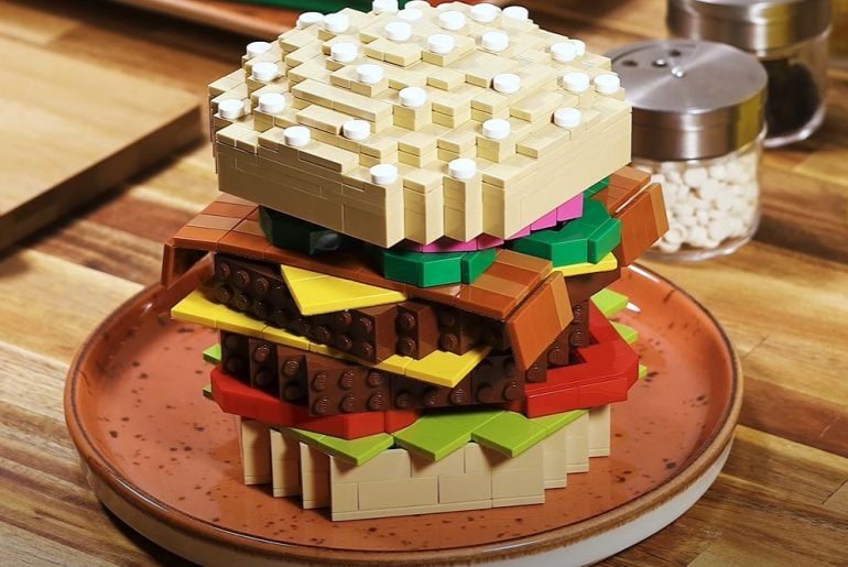 Animação em stop motion mostra um cheeseburger duplo de LEGO sendo montado