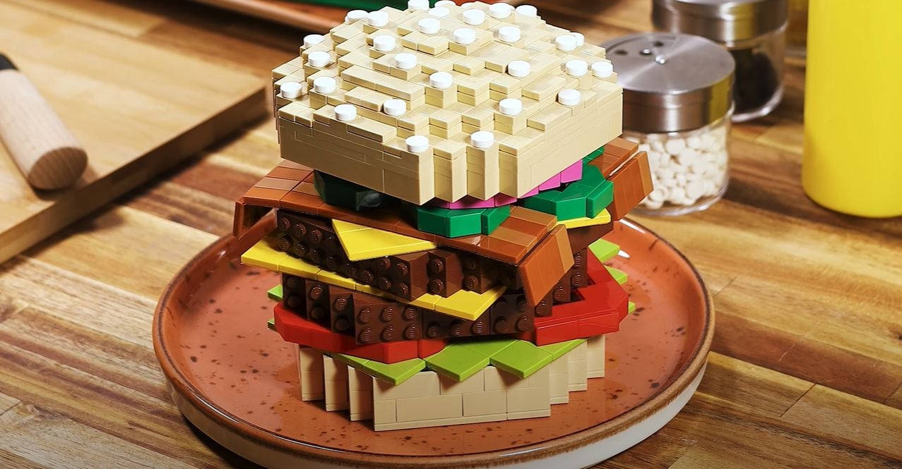 Animação em stop motion mostra um cheeseburger duplo de LEGO sendo montado