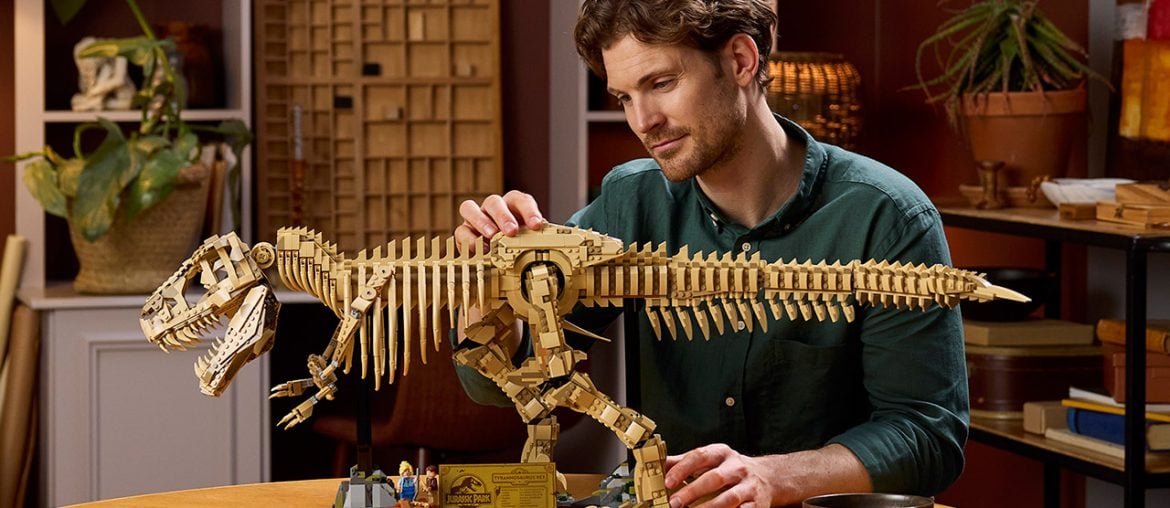 Set LEGO Jurassic World: Tiranossauro Rex Fossilizado tem mais de 90 cm de comprimento