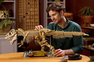 Set LEGO Jurassic World: Tiranossauro Rex Fossilizado tem mais de 90 cm de comprimento