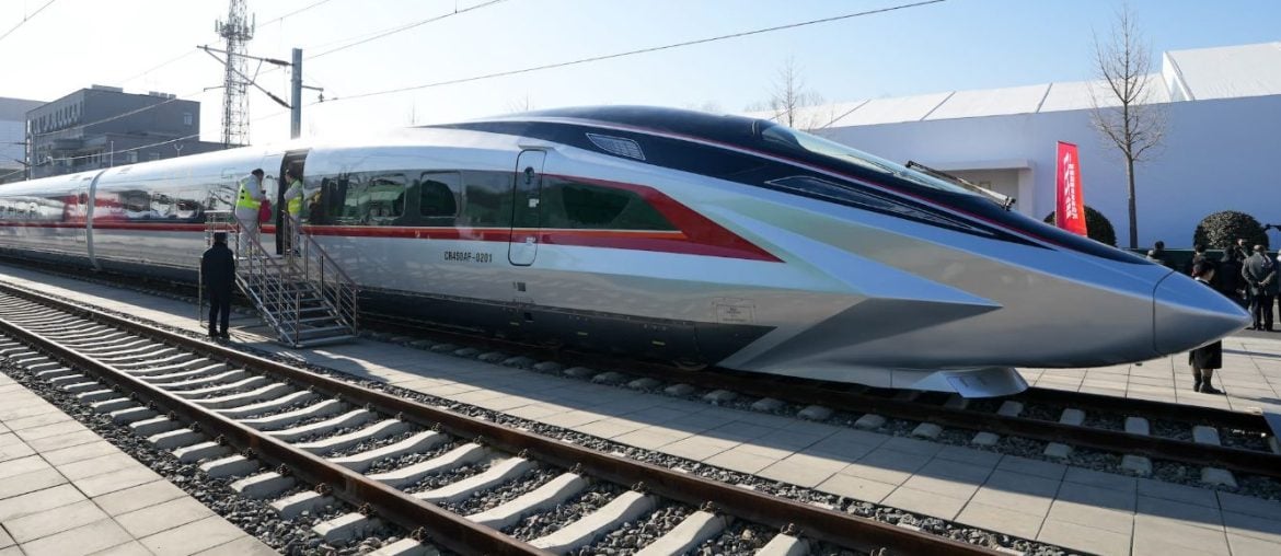 China testa o trem mais rápido do mundo, capaz de alcançar 450 km/h