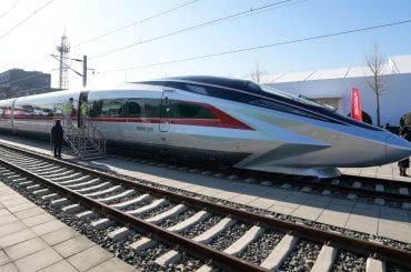 China testa o trem mais rápido do mundo, capaz de alcançar 450 km/h