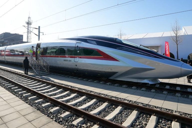 China testa o trem mais rápido do mundo, capaz de alcançar 450 km/h