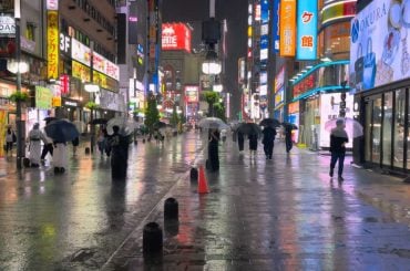 Uma volta nas ruas de Tóquio, Japão, durante a chuva e em alta definição