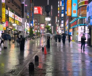 Uma volta nas ruas de Tóquio, Japão, durante a chuva e em alta definição