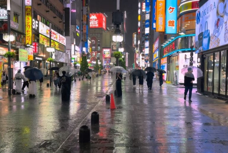 Uma volta nas ruas de Tóquio, Japão, durante a chuva e em alta definição