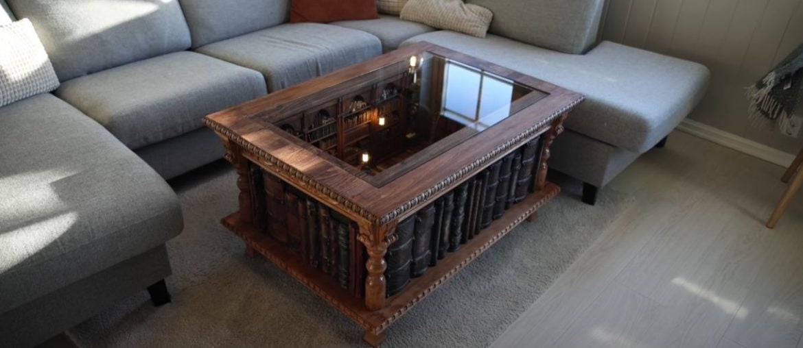 Mesa de centro com uma mini biblioteca parece saída direto de Harry Potter