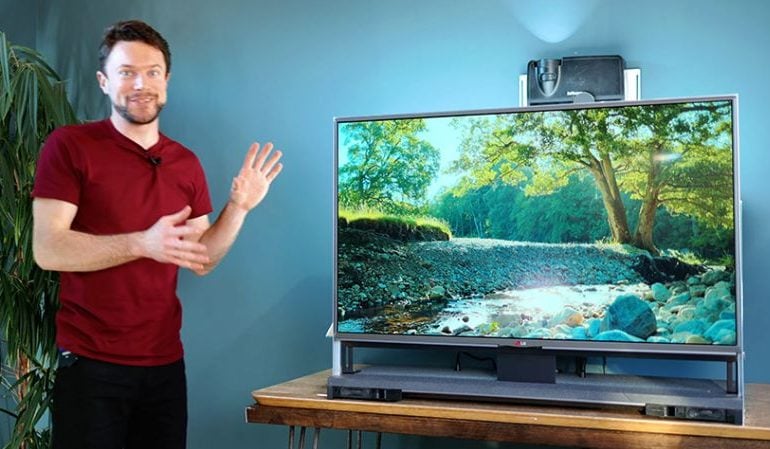 Inventor constrói uma TV com contraste quase infinito usando peças reaproveitadas