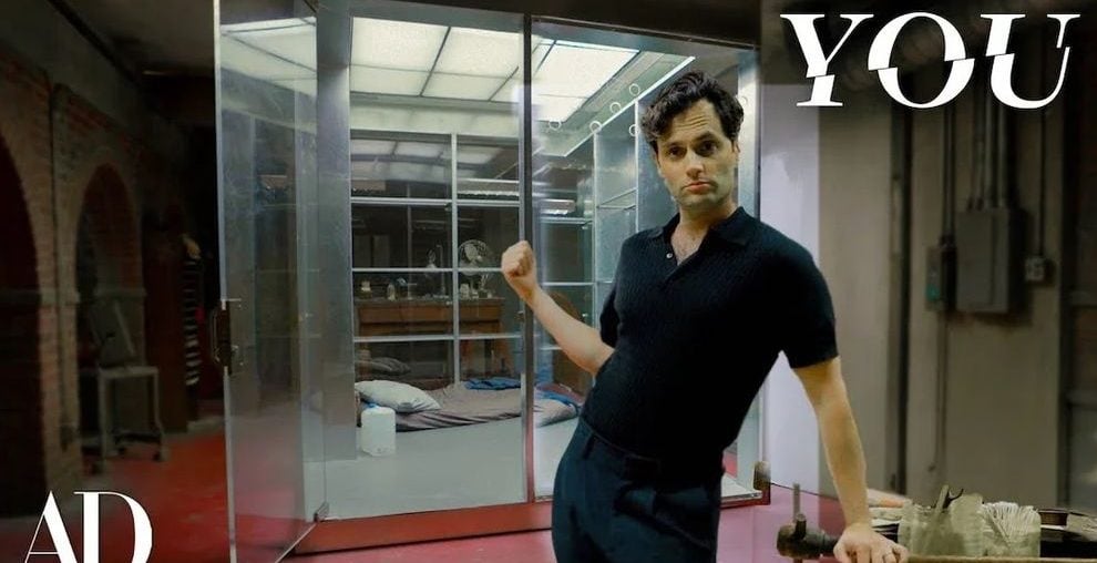 O segredo por trás da icônica gaiola de You: os detalhes macabros do cenário com Penn Badgley