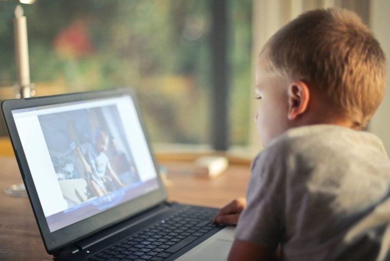Justiça obriga Google e Character.AI a responder por morte de adolescente que interagiu com IA