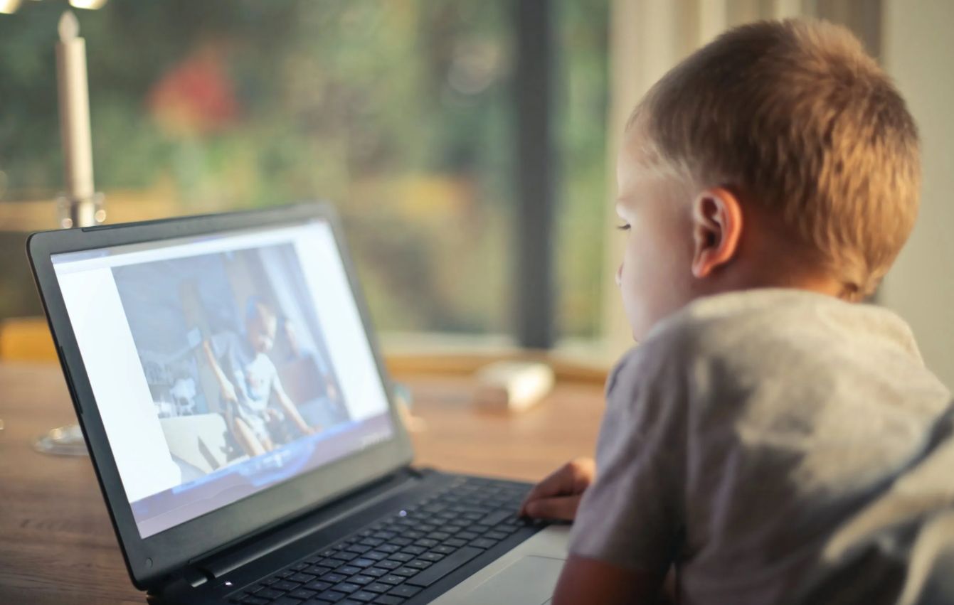 Justiça obriga Google e Character.AI a responder por morte de adolescente que interagiu com IA
