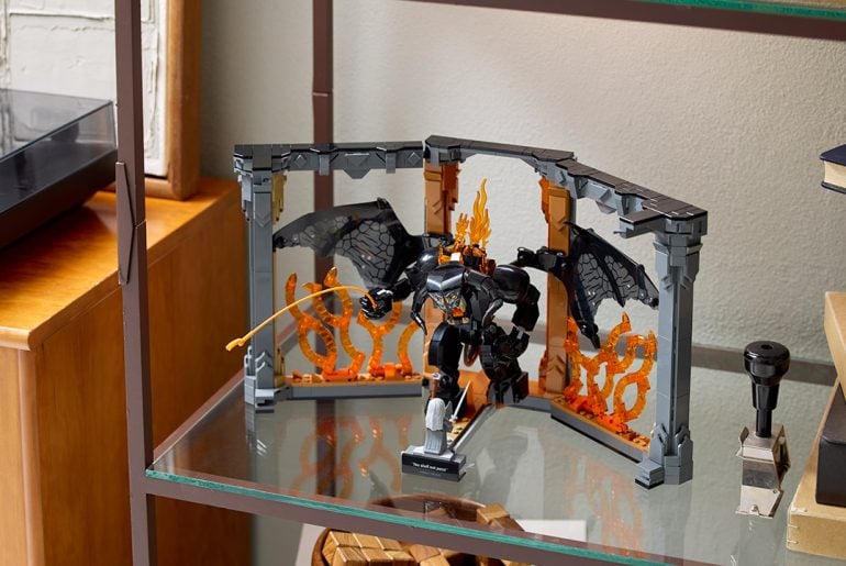 LEGO lança diorama do Balrog em formato de livro com a icônica frase ‘você não passará!’