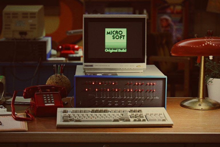 Microsoft recria sua lendária garagem dos anos 70 com tecnologia moderna em homenagem aos 50 anos