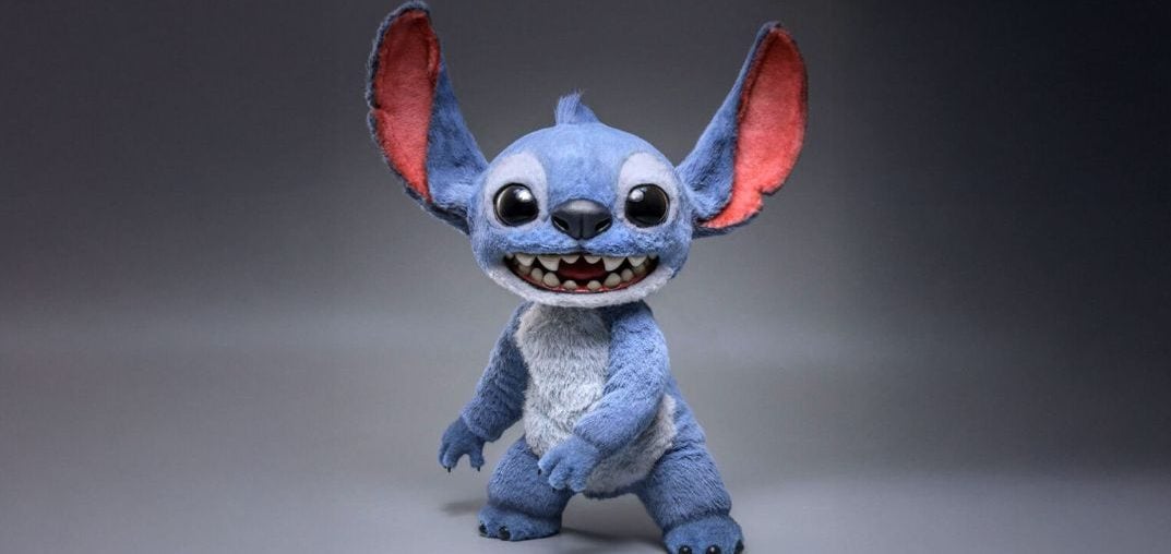 Hot Toys lança versão de luxo do Stitch com pelúcia articulada, boca móvel e orelhas posáveis