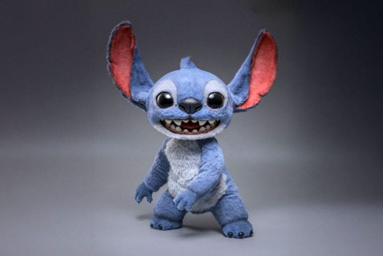 Hot Toys lança versão de luxo do Stitch com pelúcia articulada, boca móvel e orelhas posáveis