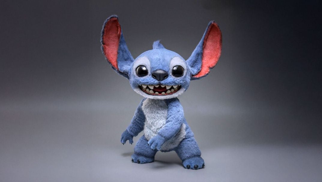 Hot Toys lança versão de luxo do Stitch com pelúcia articulada, boca móvel e orelhas posáveis