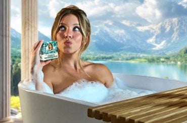 Sydney Sweeney lança sabonete feito com a água do banho dela
