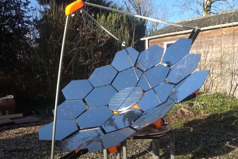 Gerador solar caseiro lembra uma versão em miniatura do telescópio James Webb
