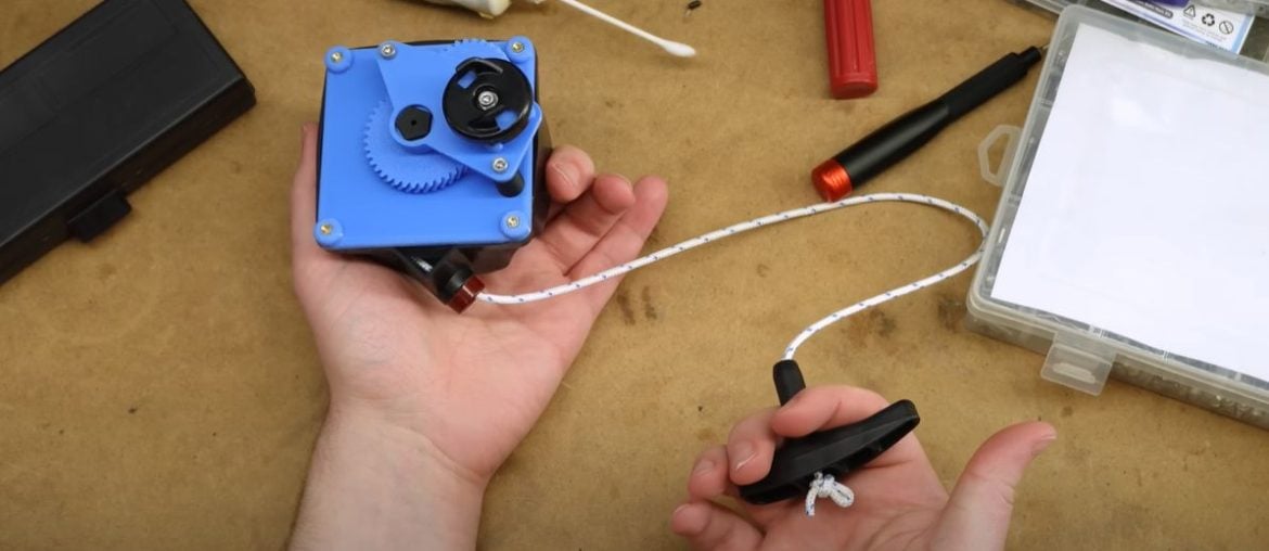 Inventor transforma Beyblades em versões miniatura de BattleBots com lançador modificado