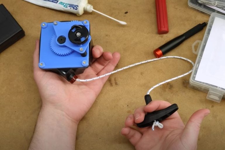 Inventor transforma Beyblades em versões miniatura de BattleBots com lançador modificado