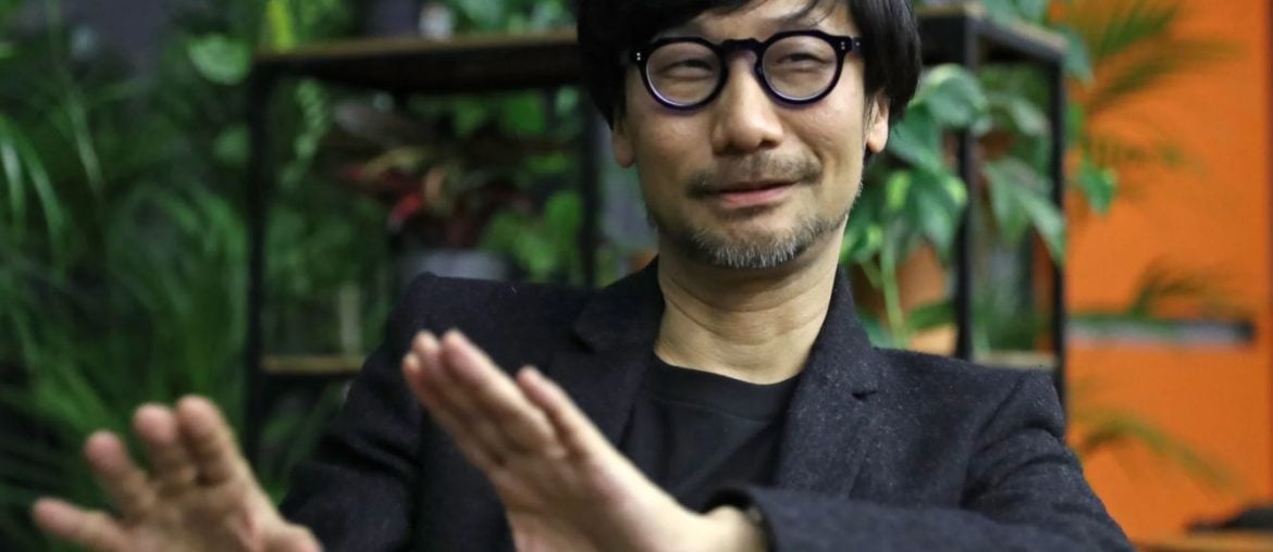 Hideo Kojima guarda suas ideias em um pen drive e entrega à assistente, caso algo aconteça com ele