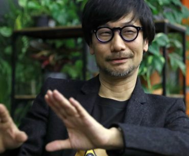 Hideo Kojima guarda suas ideias em um pen drive e entrega à assistente, caso algo aconteça com ele