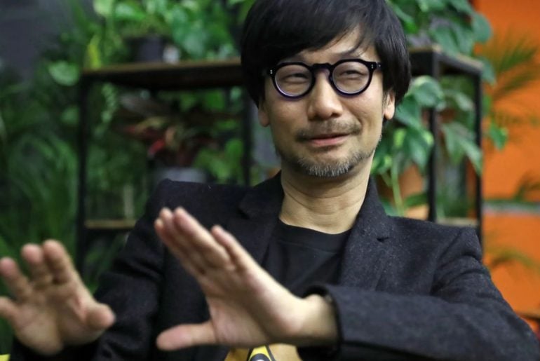 Hideo Kojima guarda suas ideias em um pen drive e entrega à assistente, caso algo aconteça com ele