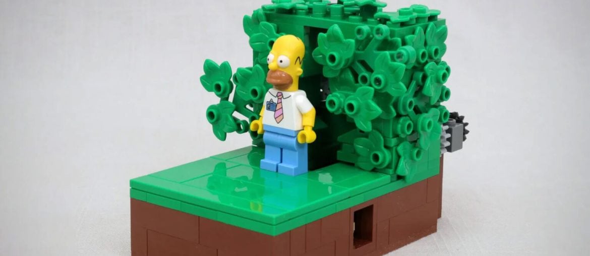 LEGO transforma meme clássico do Homer sumindo no arbusto em set de montar