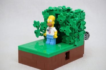 LEGO transforma meme clássico do Homer sumindo no arbusto em set de montar