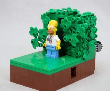 LEGO transforma meme clássico do Homer sumindo no arbusto em set de montar