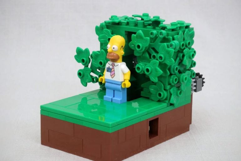 LEGO transforma meme clássico do Homer sumindo no arbusto em set de montar