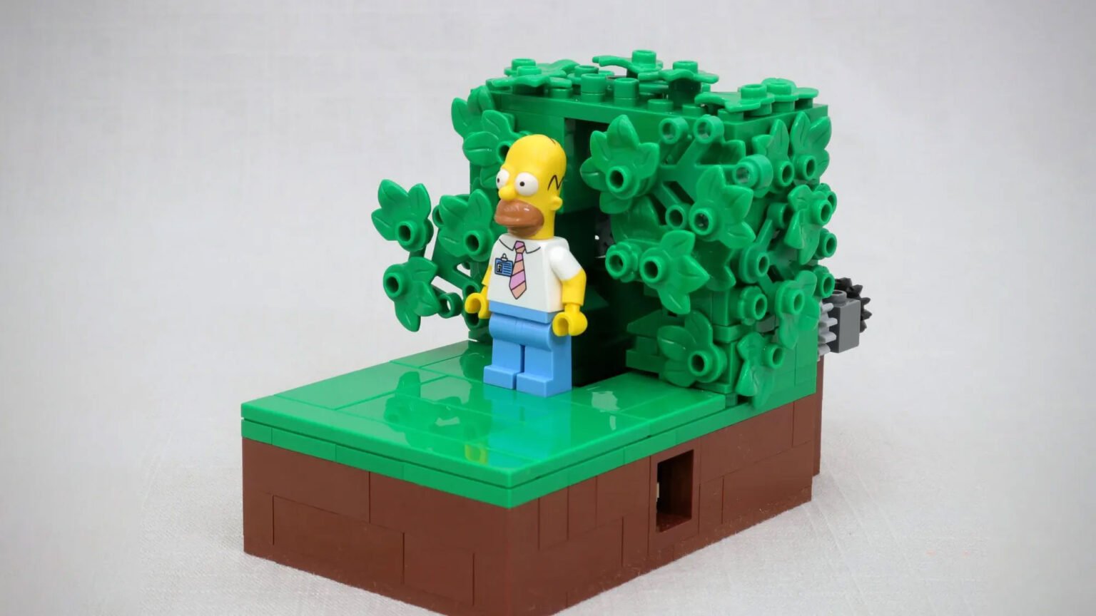 LEGO transforma meme clássico do Homer sumindo no arbusto em set de montar