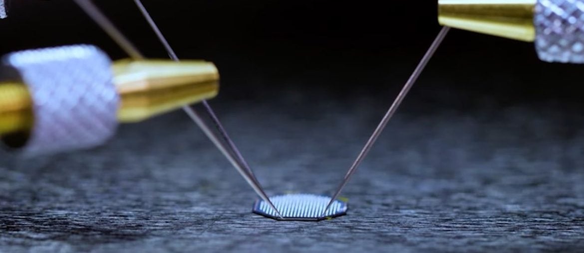 Concorrente da Neuralink implanta com sucesso interface cérebro-computador em paciente com epilepsia